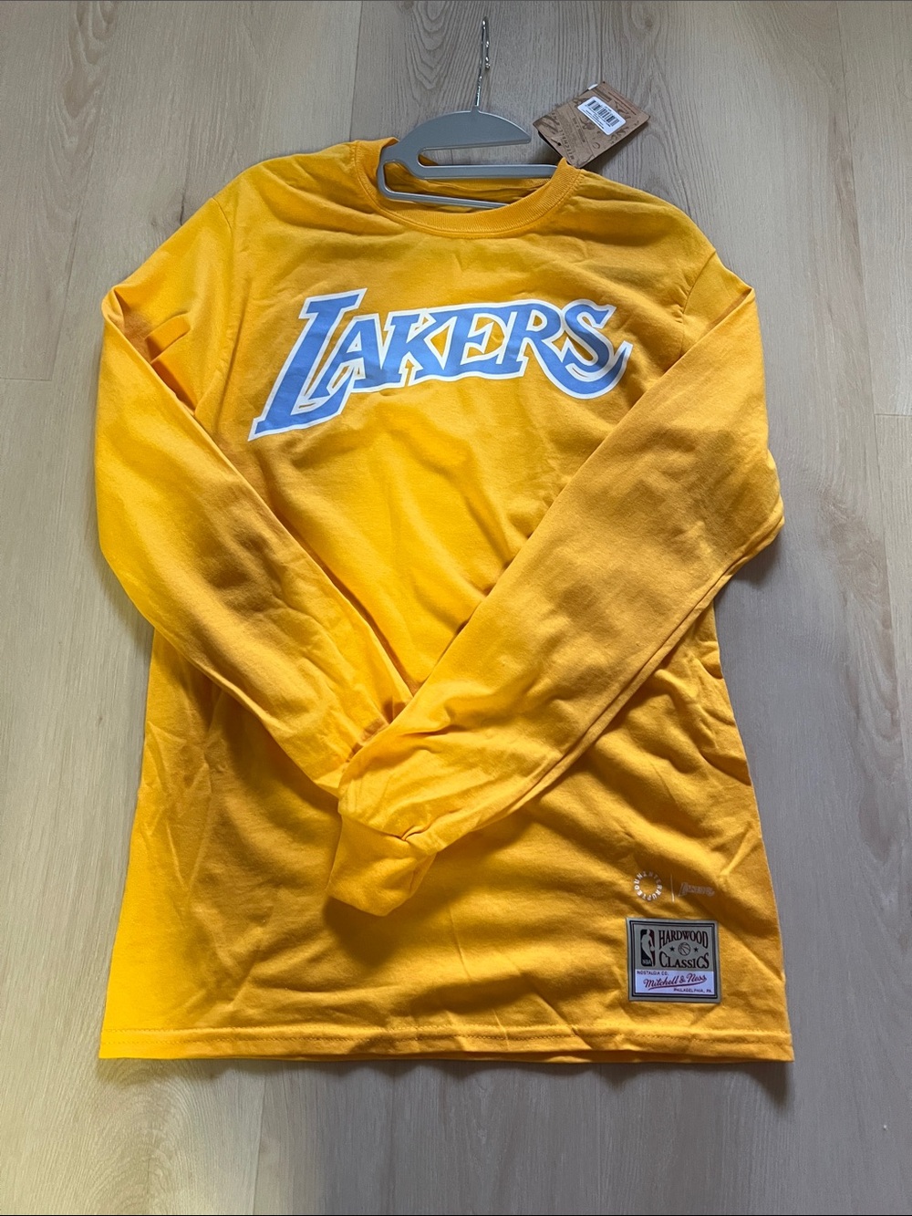Lakers men’s Small Long-Sleeve Tee in Gold